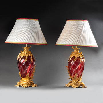 A PAIR OF CONTINENTAL 20TH CENTURY LOUIS XV ST. CRYSTAL AND GILT BRONZE LAMPS.