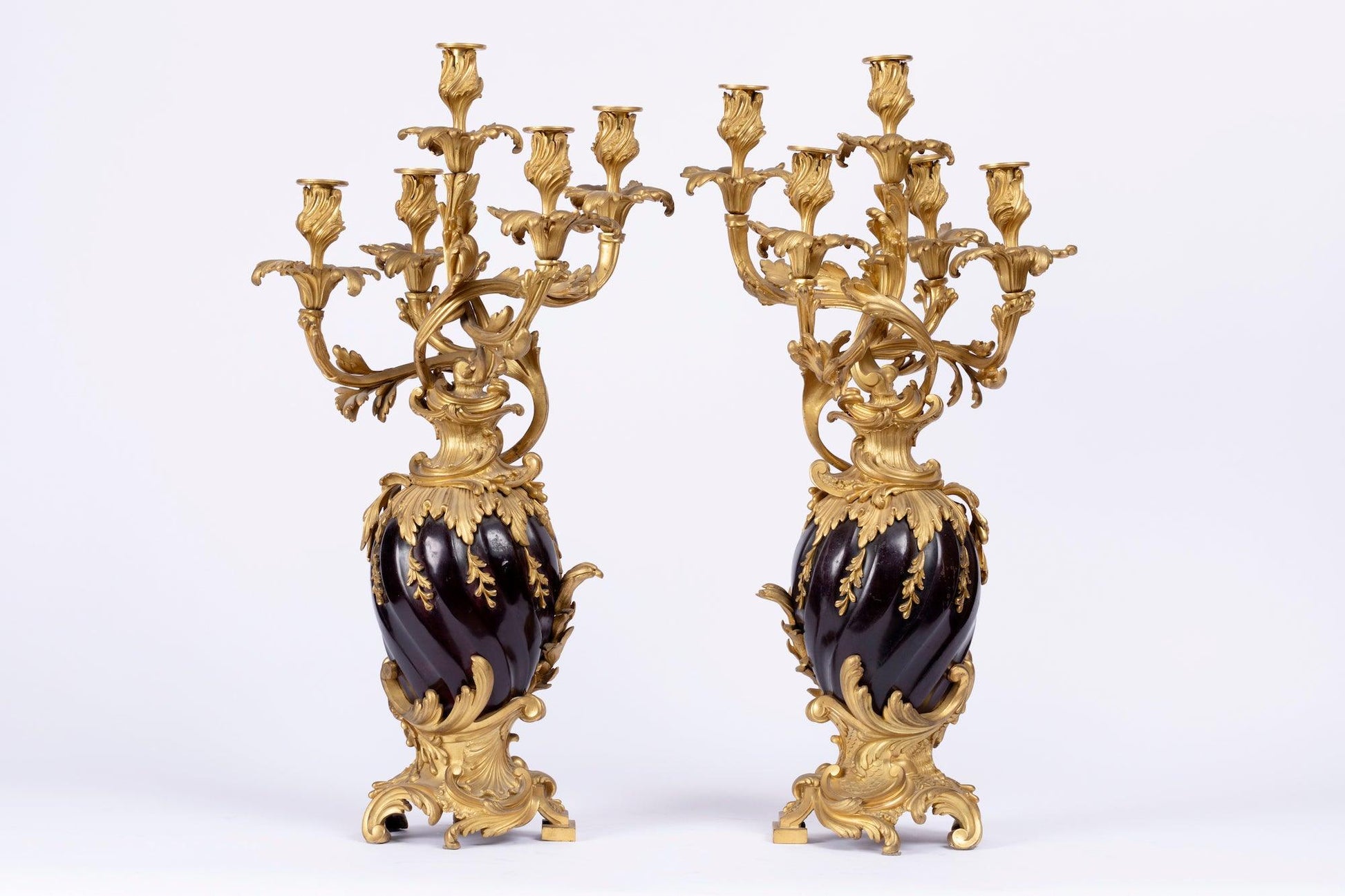 A CHARMING AND HIGH-QUALITY PAIR OF 19TH CENTURY LOUIS XV ST. CANDELABRAS. - Galerie Rosiers
