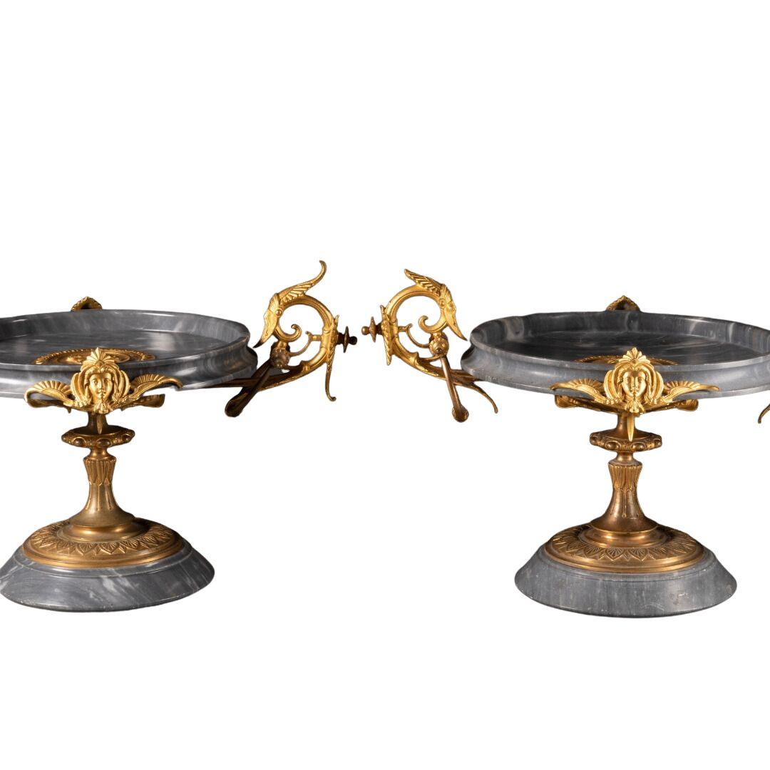 A PAIR OF FRENCH 19TH CENTURY NÉO-GREEK ST. GREY TURQUIN MARBLE AND ORMOLU TAZZAS. - Galerie Rosiers